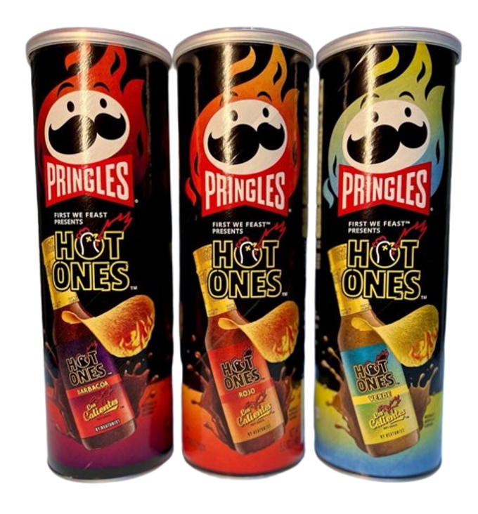 Três embalagens de Pringles Hot Ones, sem fundo
